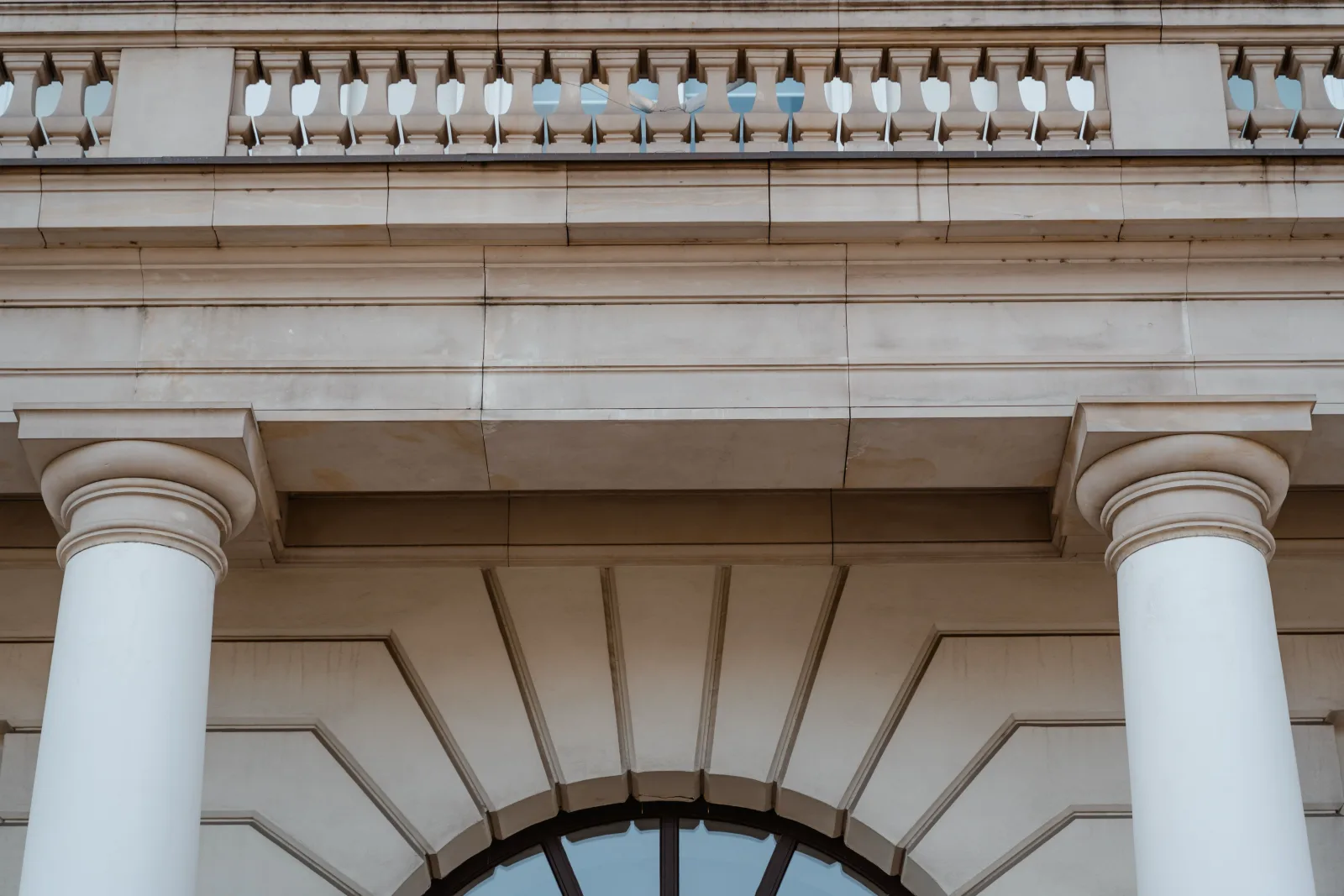 The facade of a public administrative building photographed in daylight